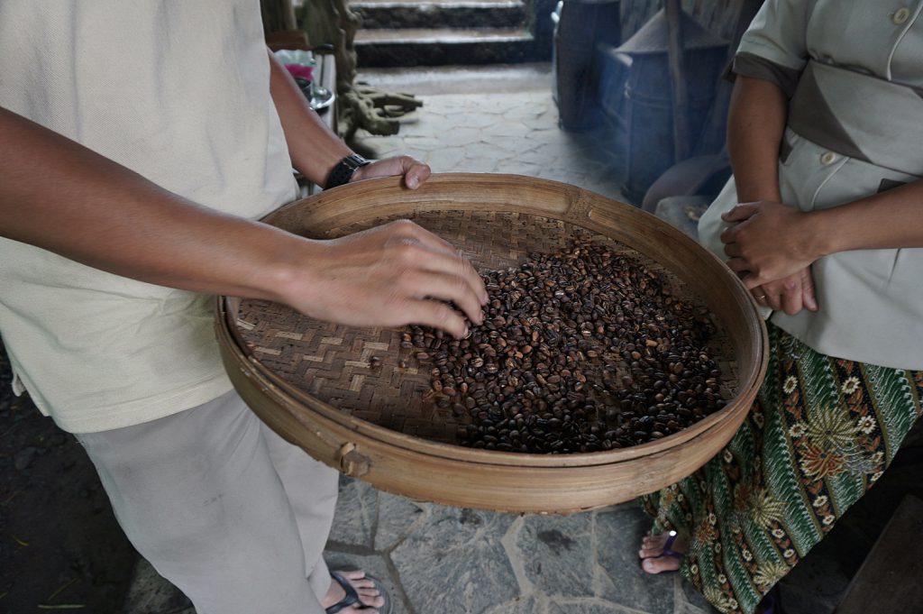 Traditional roasting coffee Munduk Moding Plantation